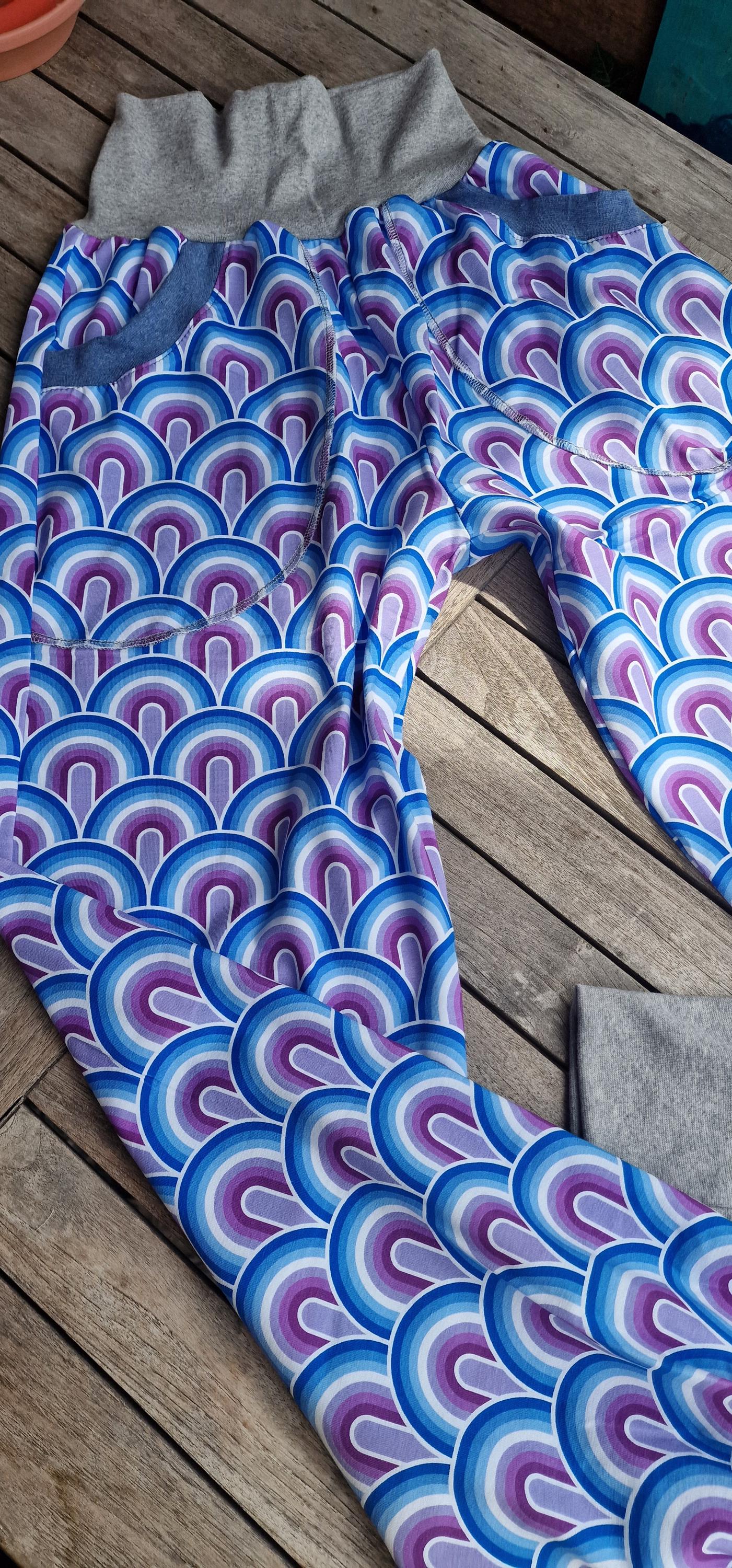 Yogahose Retro Damen Lang Mit Witzigem Motiv Damenhose Sportliche Hose Für Pumphose Taschen Regenbogen Lila Gemustert Jerseyhose von LinasTraumwerkstatt