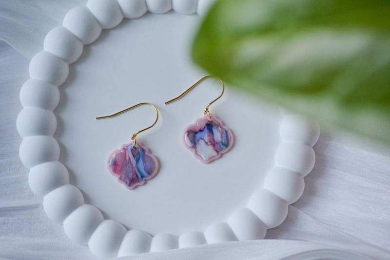 Bunte Ohrhänger "Sparkling Ocean", Ohrringe Galia in Pink, Blau Und Glitzer, Dopamin Schmuck von LinatiStudio