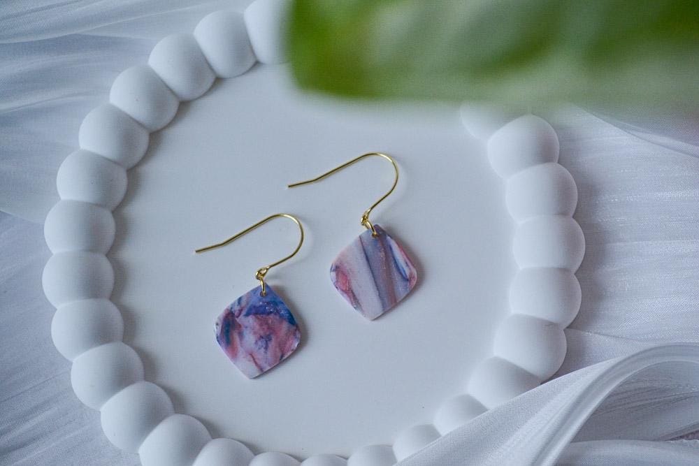 Bunte Ohrhänger "Sparkling Ocean", Ohrringe Mae in Pink, Blau Und Glitzer, Dopamin Schmuck von LinatiStudio