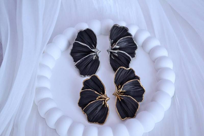 Große Blumen Ohrstecker in Schwarz von LinatiStudio