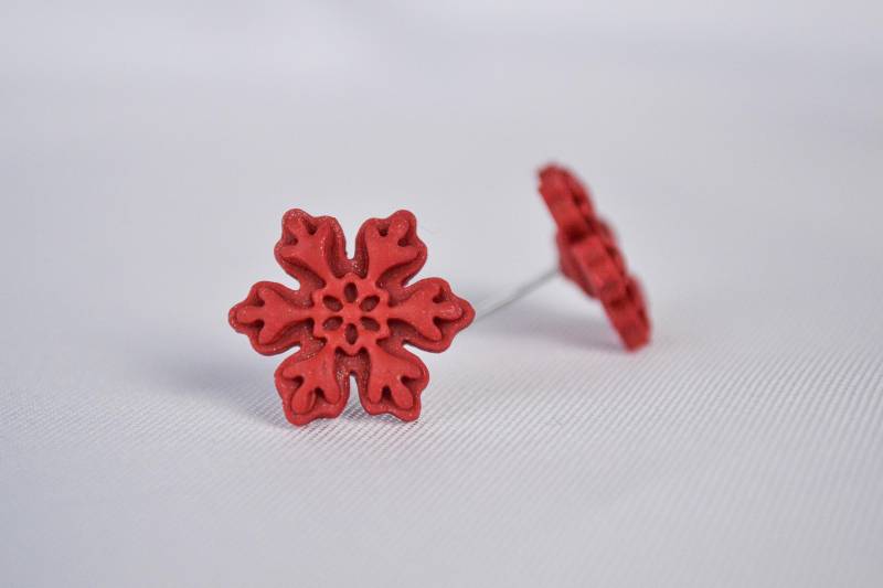 Ohrstecker Schneeflocke in Rot, Kleiner Schneeflocken Für Weihnachten von LinatiStudio