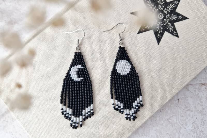 Perlen Ohrringe Mit Fransen, Mondphasen Ohrring Aus Gewebten Perlen, Miyuki Ohrhänger, Fransenohrringe, Lange Statement Ohrhänger von LinatiStudio