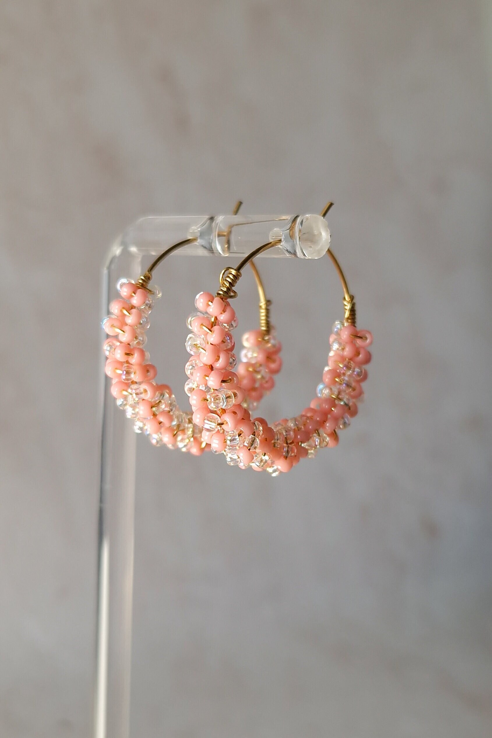 Pinke Glasperlen Ohrringe, Bunte Creolen, Miyuki Perlen, Saatperlen, Drahtohrringe, Barbiecore Creolen Pinke Glasperlen Ohrringe, Bunte Creolen, Miyuki Perlen, Saatperlen, Drahtohrringe, Barbiecore Creolen von LinatiStudio