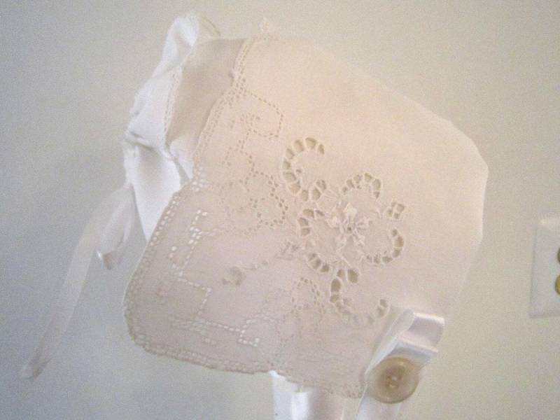 Weißes Cutwork Taschentuch Bonnet von LindaBloom