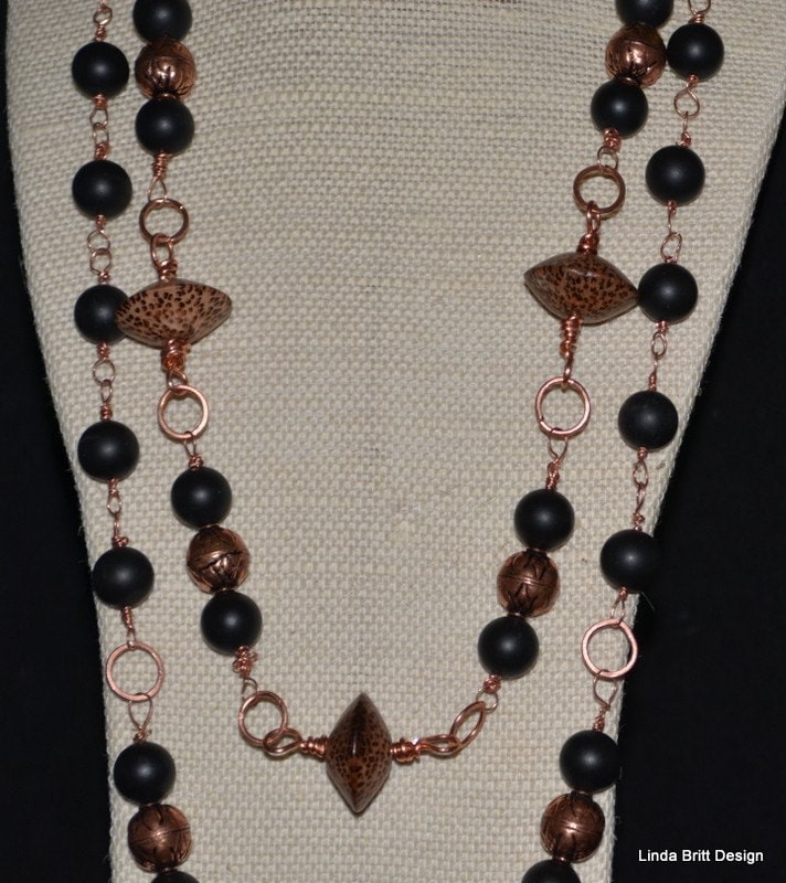 Lange 2 Strang Kette Halskette - Kupfer Und Schwarze Perlen Wire-Wrapped in Boho Style von LindaBrittDesign
