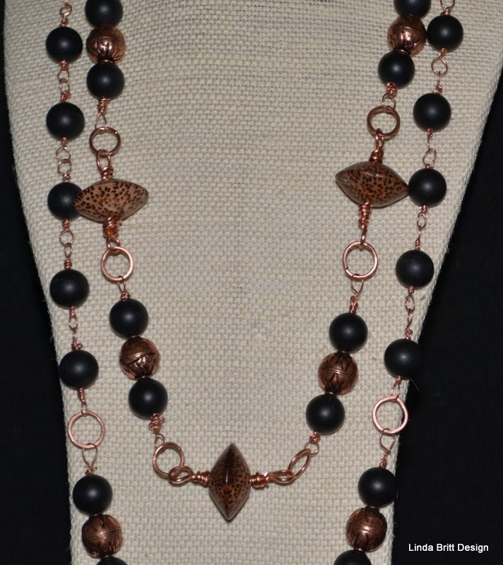 Lange 2 Strang Kette Halskette - Kupfer Und Schwarze Perlen Wire-Wrapped in Boho Style von LindaBrittDesign