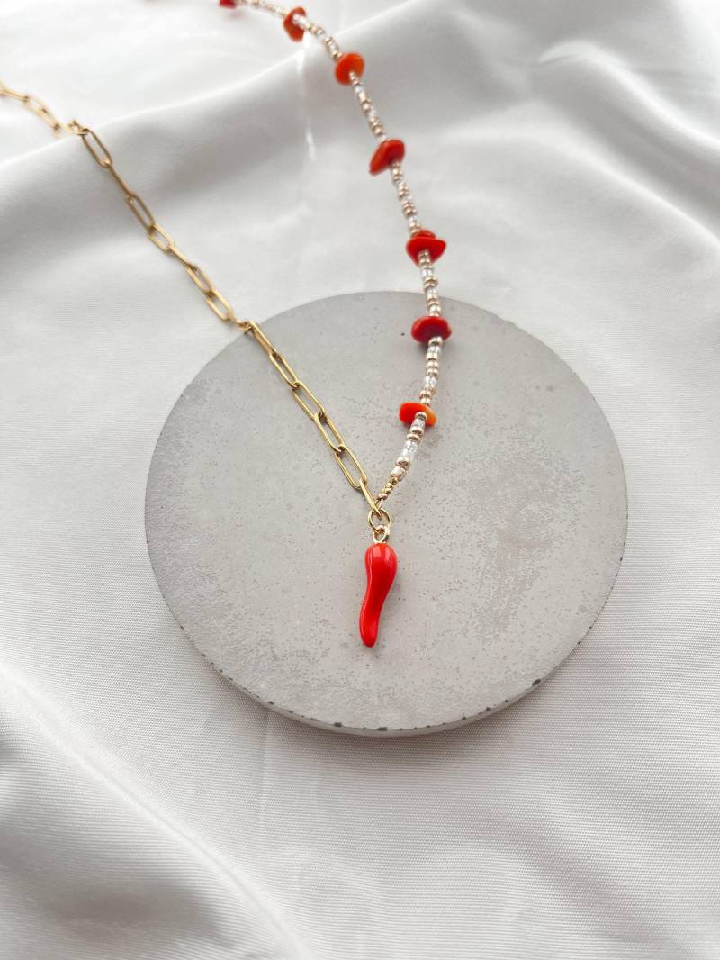 Perlenkette Mit Chilli Anhänger | Edelsteine Rot Gold Spicy Kette von LindaIrediART