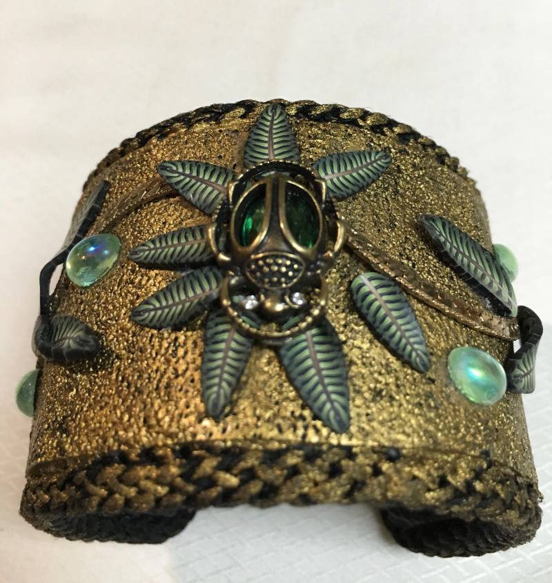 Polymer Clay Manschette Mit Opalen Und Einem Alten Skarabel von LindaJFarris