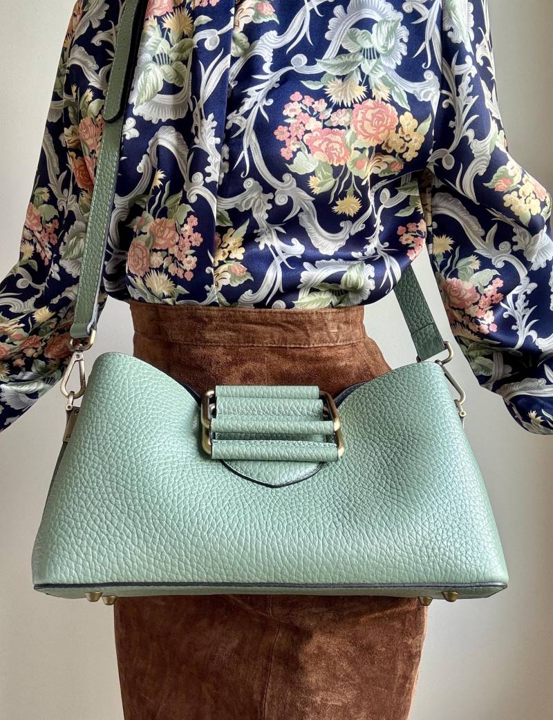 Moderne Crossbody-Handtasche Aus Blassem Aqua-Kieselleder - Made in Italy 100% Leder Moderne Crossbody-Handtasche Aus Blassem Aqua-Kieselleder - Made in Italy 100% Leder von LindaLandVintage