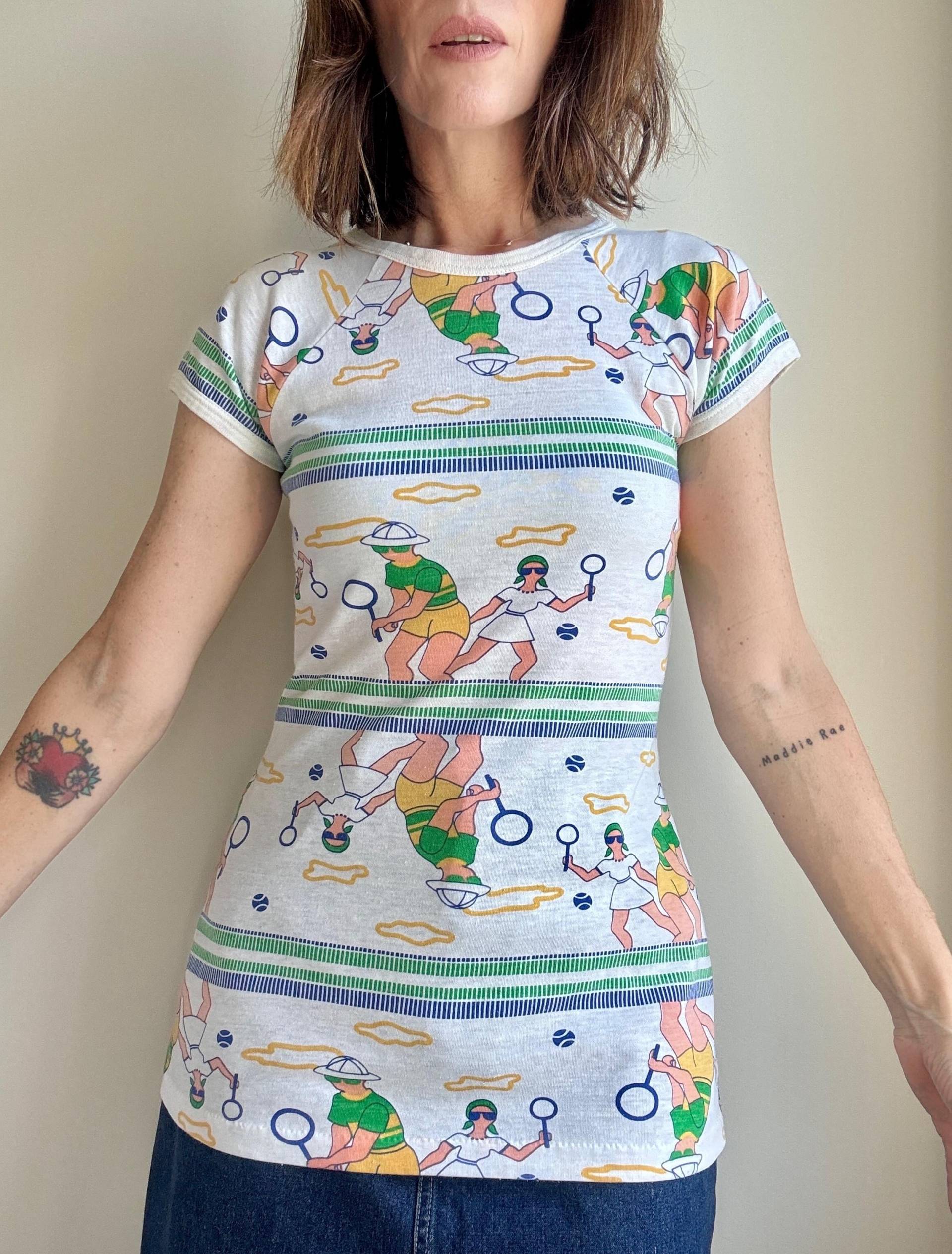 Vintage 70Er Jahre Neuheit Druck Kurzarm T-Shirt Tennis Themed Größe S - Baumwolle/Poly Mischung Vintage 70Er Jahre Neuheit Druck Kurzarm T-Shirt Tennis Themed Größe S - Baumwolle/Poly Mischung von LindaLandVintage