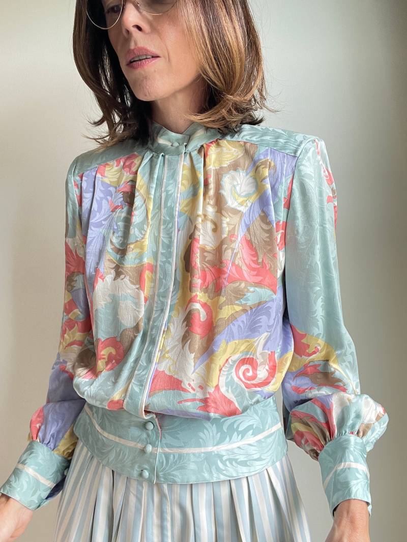 Vintage 80Er Jahre Paisley Jacquard Seidenbluse Größe 8/Mock Neck Pastellfarben Vintage 80Er Jahre Paisley Jacquard Seidenbluse Größe 8/Mock Neck Pastellfarben von LindaLandVintage