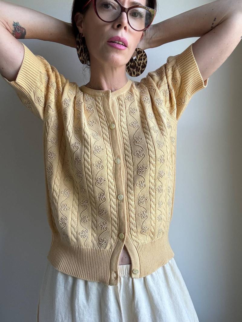 Vintage 90Er Jahre Neuanfang Bestickte Kurzarm Strickjacke Mit Zopfmuster Größe M - Farbe Gelb von LindaLandVintage