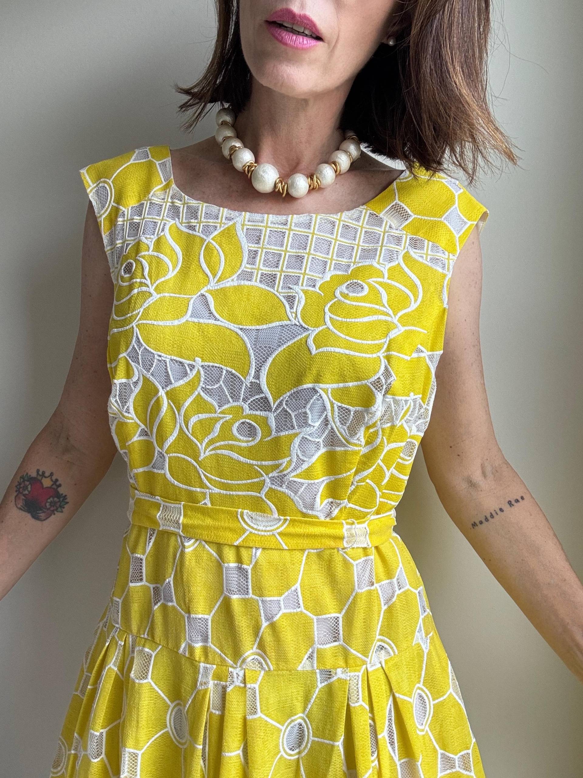 Y2K Rose Motiv & Spitze Ärmelloses Midikleid Größe 16 - Gelb Weiß Y2K Rose Motiv & Spitze Ärmelloses Midikleid Größe 16 - Gelb Weiß von LindaLandVintage