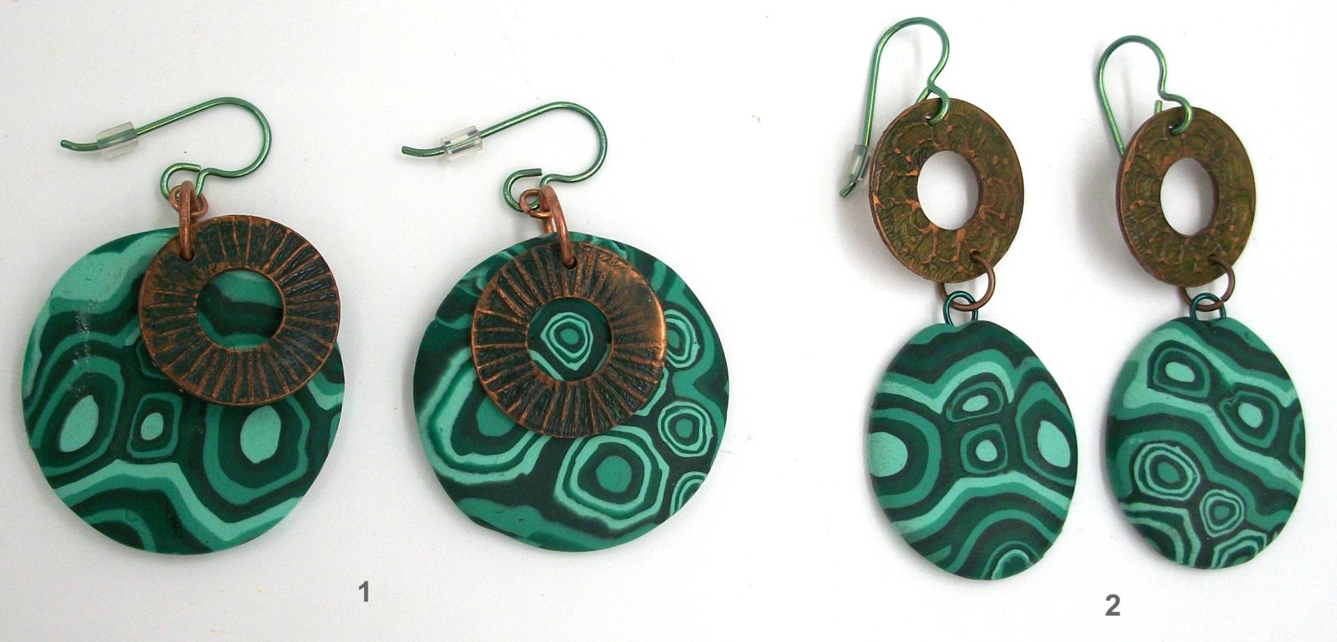2 Paar Handgeätzte Kupfer Und Polymer Clay Malachit Ohrringe, Nyobium Ohrhaken von LindaLeachDesigns
