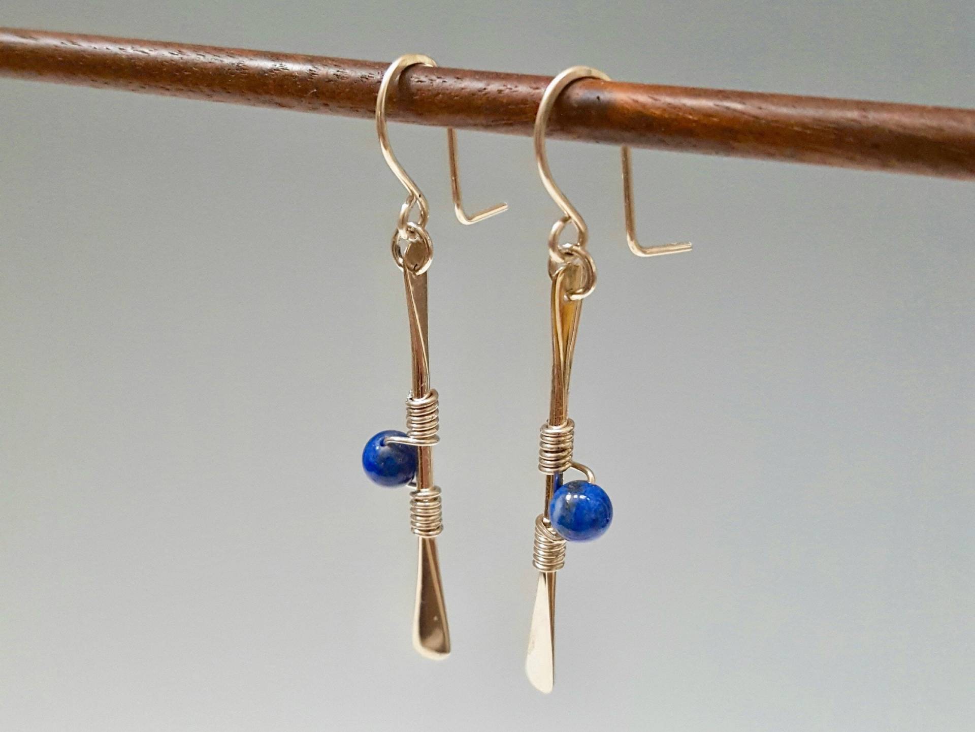 Lange Geschmiedete Silberohrringe Mit Jeans Lapis Edelstein Kugeln Lange Geschmiedete Silberohrringe Mit Jeans Lapis Edelstein Kugeln von LindaMagiMade