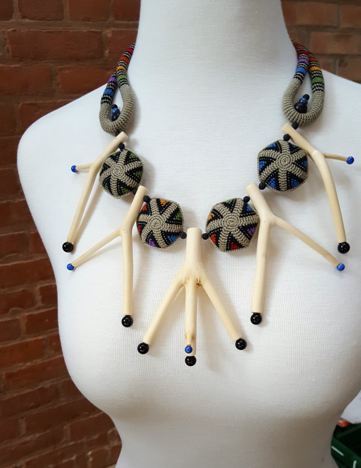 statement Kette, Holzzweige, Gehäkelte Baumwollperlen, Einzelstück, Handgefertigt statement Kette, Holzzweige, Gehäkelte Baumwollperlen, Einzelstück, Handgefertigt von LindaMagiMade