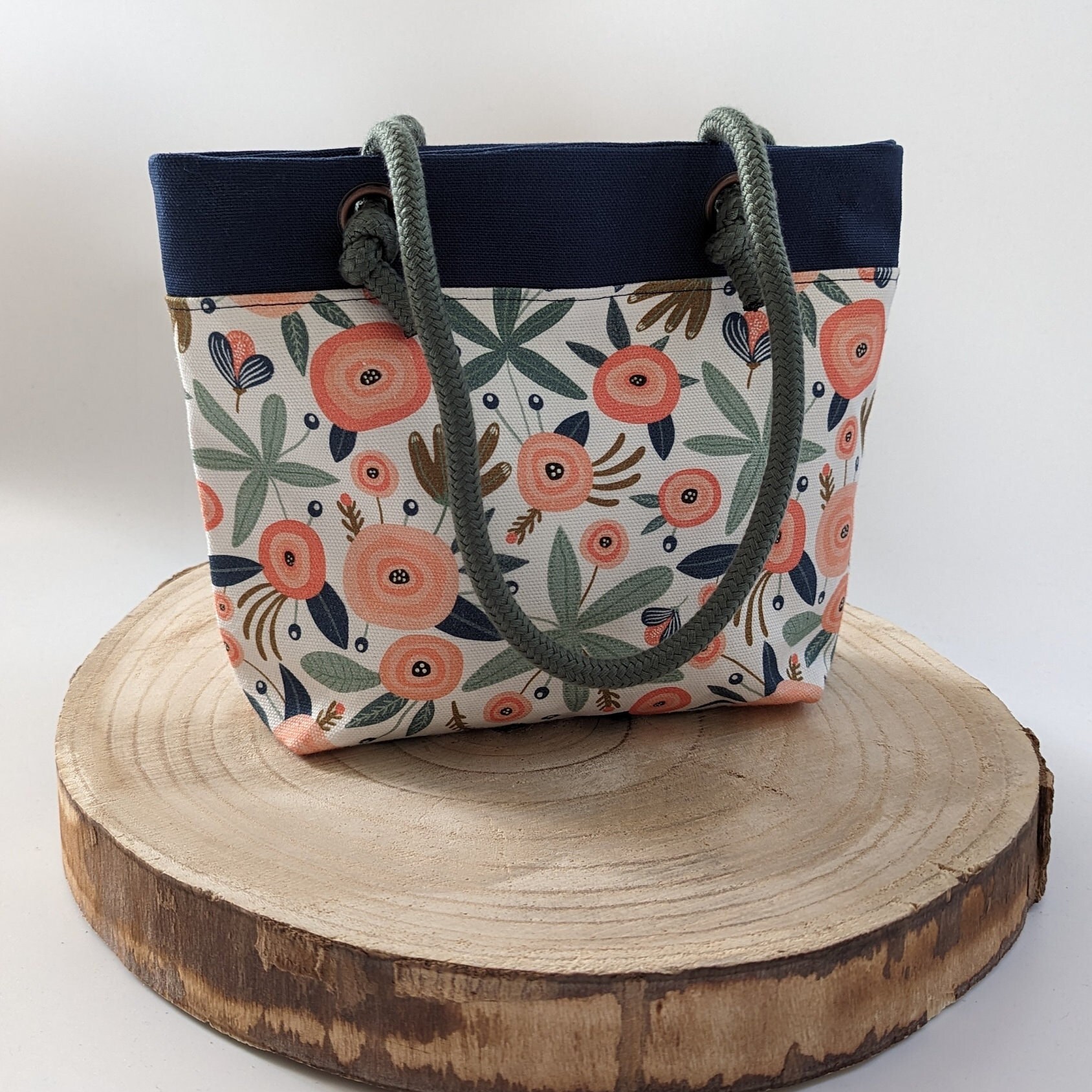 Henkeltasche Mit Kordel Im Blumendesign Von Lindamaj Henkeltasche Mit Kordel Im Blumendesign Von Lindamaj von LindaMajDesign