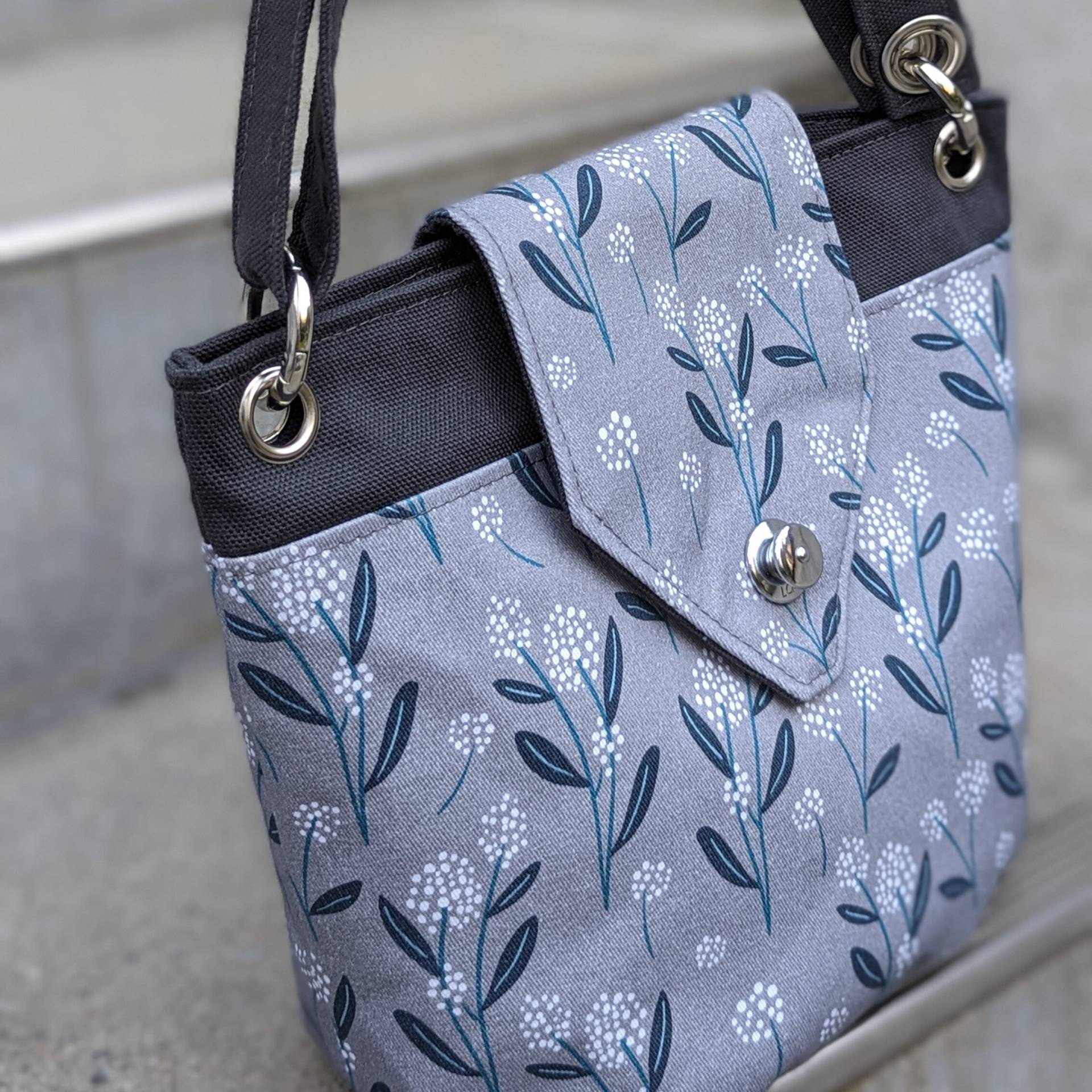 Umhängetasche Kailua Von Lindamaj Im Blumendesign Umhängetasche Kailua Von Lindamaj Im Blumendesign von LindaMajDesign
