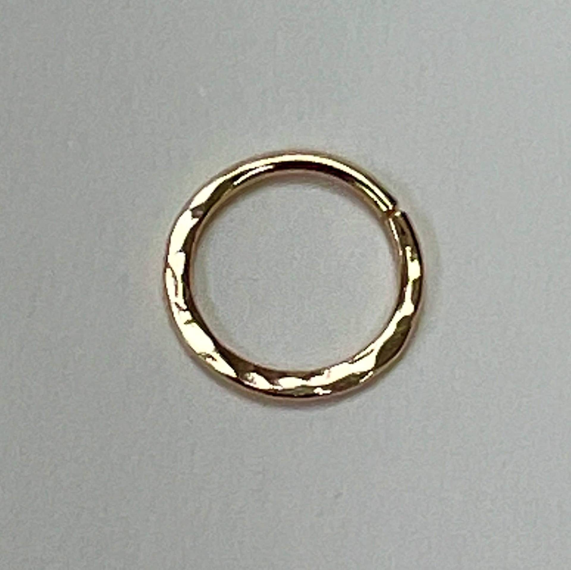 Septum Nasenring Aus Gold Oder Silber Mit Gehämmertem Glattem Finish Septum Nasenring Aus Gold Oder Silber Mit Gehämmertem Glattem Finish von LindaTuckerJewellery