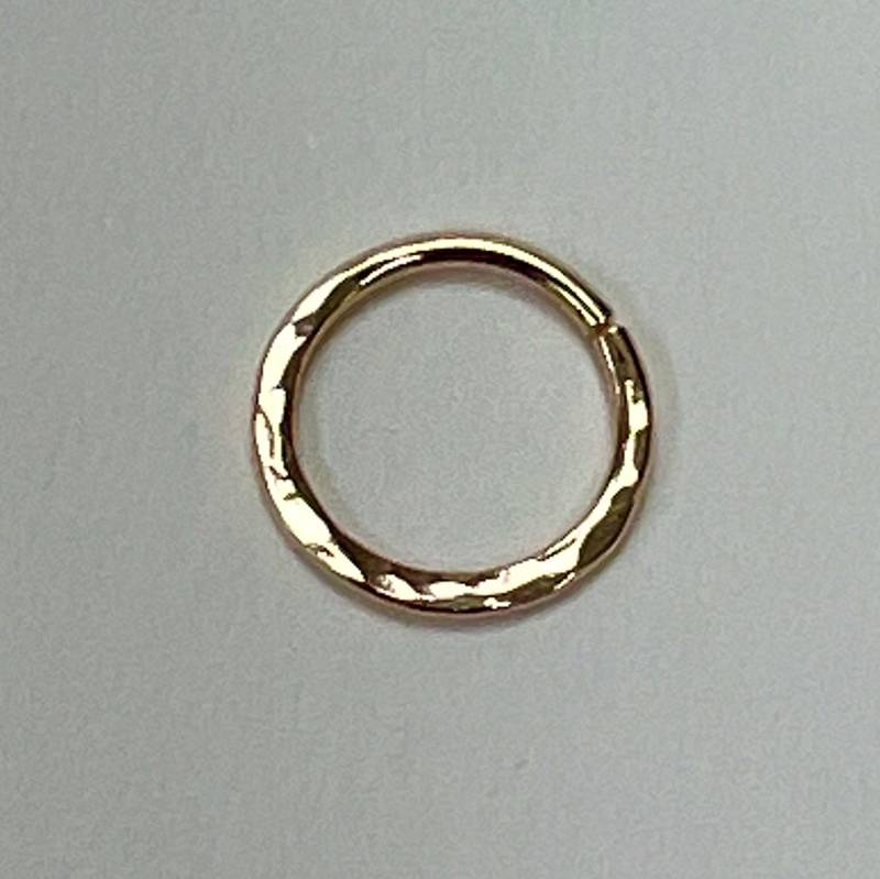 Septum Nasenring Aus Gold Oder Silber Mit Gehämmertem Glattem Finish Septum Nasenring Aus Gold Oder Silber Mit Gehämmertem Glattem Finish von LindaTuckerJewellery