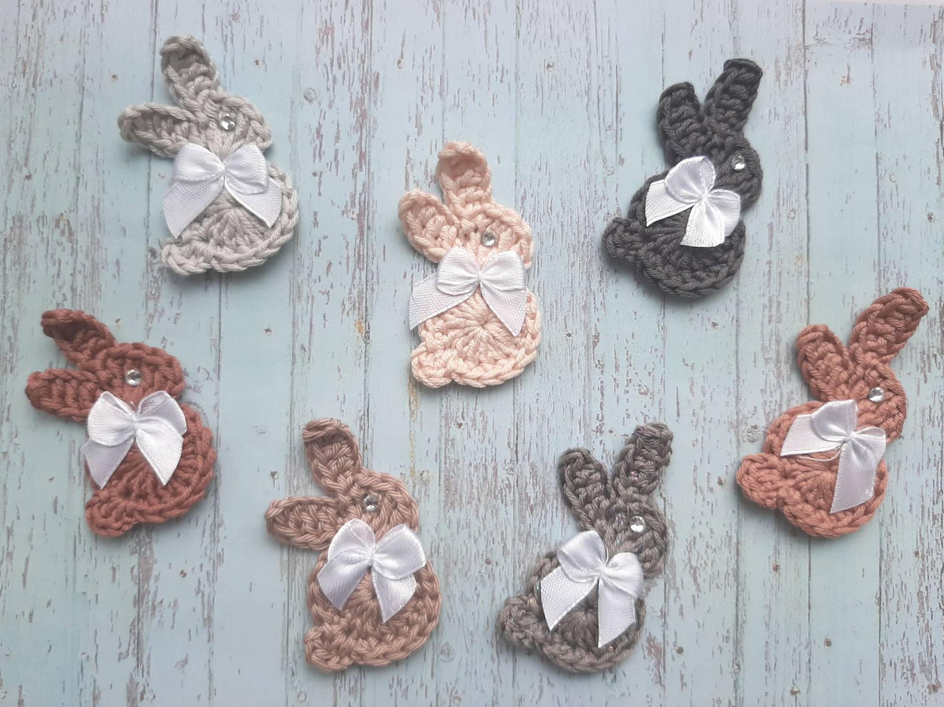 Kleines Häschen Mit Satinschleife in Braun-Tönen Hase Gehäkelt Osterdeko Bunny Applikation Scrapbooking von LindaWingAccessoires