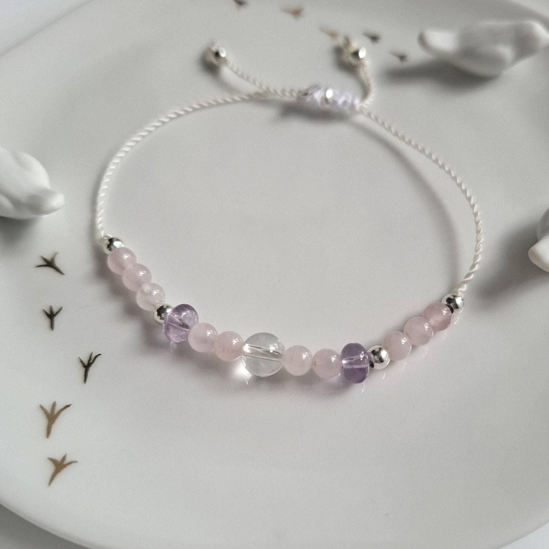 Zartes Edelstein Armband Rosenquarz Amethyst Bergkristall Das Goldene Dreieck Yoga Damen Spiritueller Schmuck Zartes Edelstein Armband Rosenquarz Amethyst Bergkristall Das Goldene Dreieck Yoga Damen Spiritueller Schmuck von LindaWingAccessoires