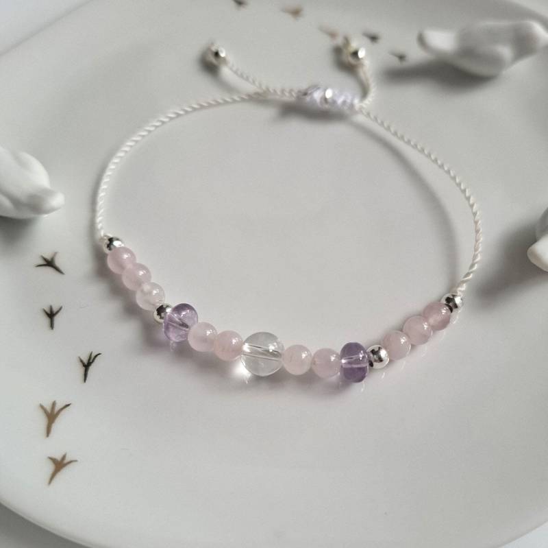 Zartes Edelstein Armband Rosenquarz Amethyst Bergkristall Das Goldene Dreieck Yoga Damen Spiritueller Schmuck von LindaWingAccessoires