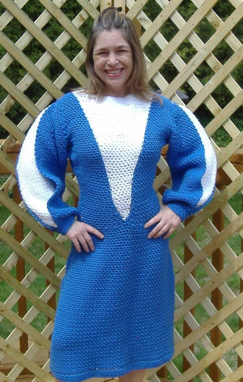 Gehäkeltes Büro Kleid Blau Mit Weiß Tiefes V Front A-Line Style Größe 6P von LindasGeneralStore