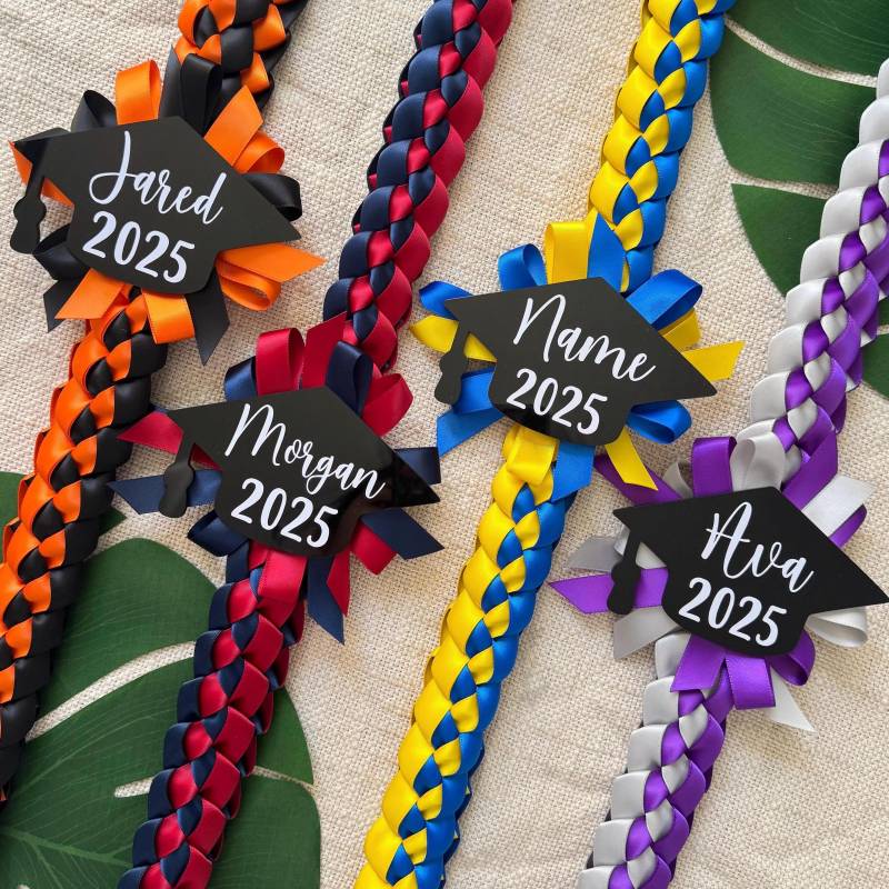Single Ribbon Lei + Acrylic Graduation Cap 2025 von LindasLeis