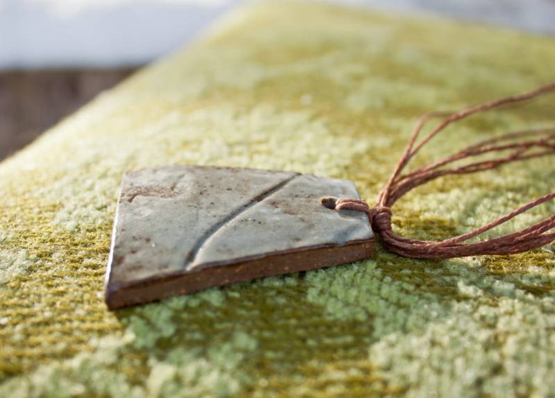 Geist Des Frühlings 1 - Rustikale Steingut Halskette von LindenSidhe