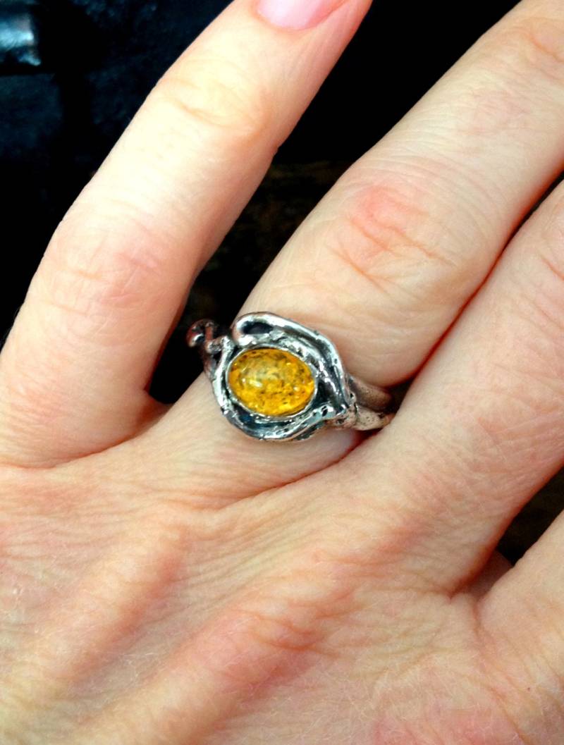 Wurzeln & Harz-Ring Honig-Bernstein Mit Recycelten Sterling, Größe 5 1/4 von LindenSidhe