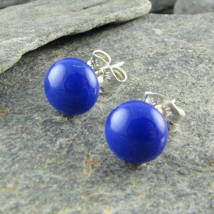 Blaue Glasohrstecker. Ohrringe. Sterlingsilber. Geschmolzene Glasbolzen. Kobaltblaue Königsblaue Ohrstecker. Brautstecker von LindsaysDesigns