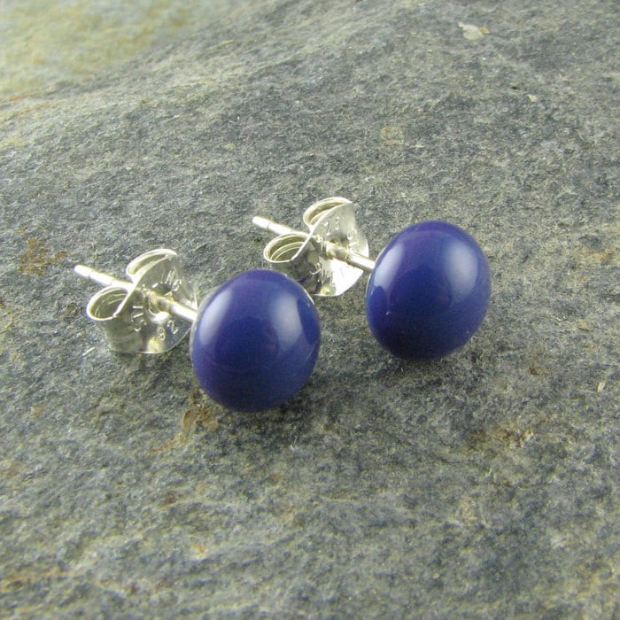 Dunkellila Glas-Ohrstecker. Lila Fusing Glas Ohrringe. Glasohrstecker. Minimalist Ohrstecker. Schlichte Violette Brautjungfer Geschenk von LindsaysDesigns