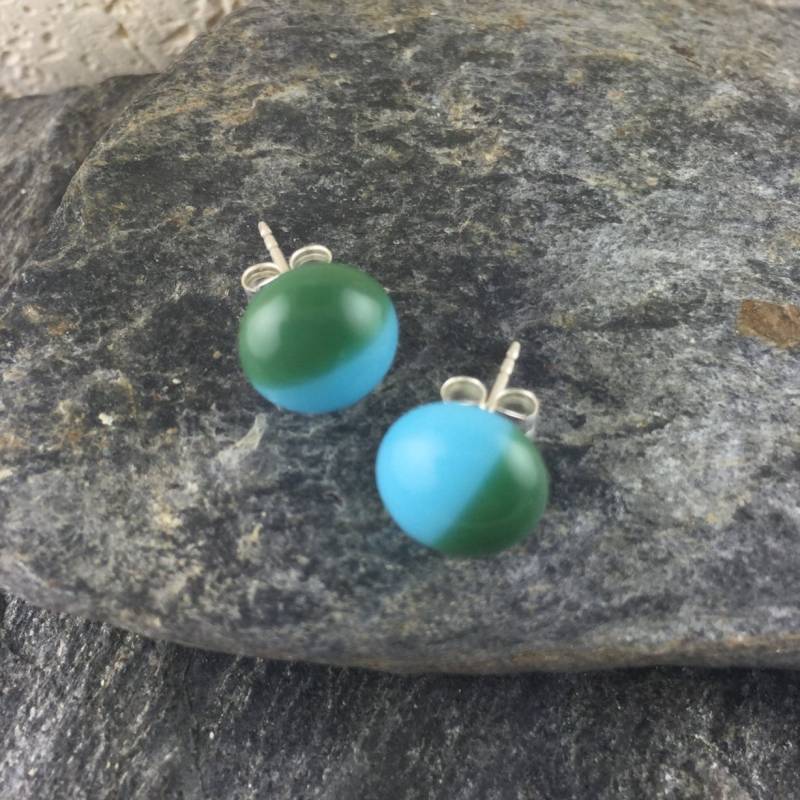 Grüne Und Blaue Ohrstecker. Fusing Glas Hüftohrringe. Coole Schlichte Abstrakte Kunst Moderne Ohrringe. Trendy Schmuck von LindsaysDesigns