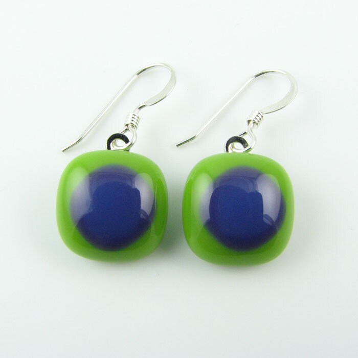 Grüne Und Lila Geschmolzene Glasohrringe von LindsaysDesigns
