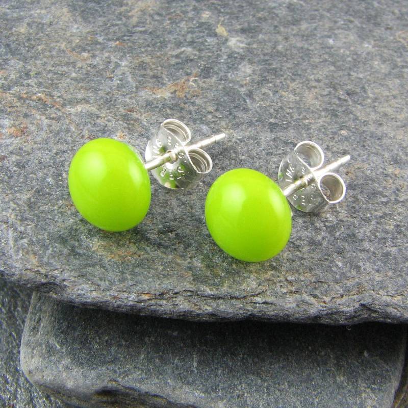 Lindgrün Ohrstecker. Grüne Ohrringe. Glas Neon Weihnachtsgeschenk. Coole Hipster Einzigartige von LindsaysDesigns