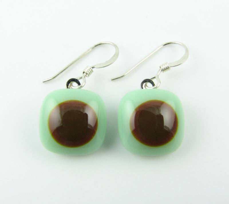 Mintgrüne Und Braune Fusing Glas Ohrringe. Auf Bestellung von LindsaysDesigns