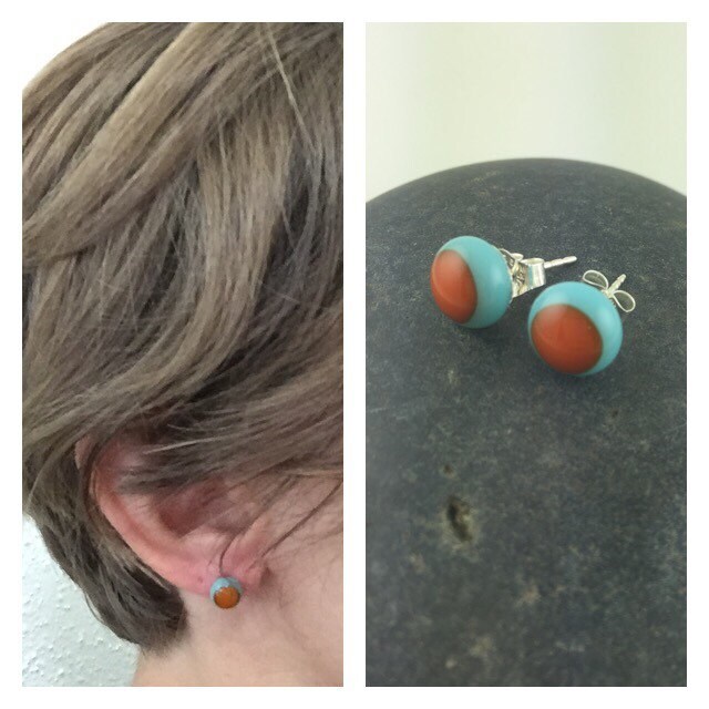 Ohrstecker Aus Türkis-Orangefarbenem Glas. Knallfarbene Ohrstecker. Coole Kerle. Kunstglas Ohrringe. Glasbolzen. Einfache Knopfohrringe von LindsaysDesigns