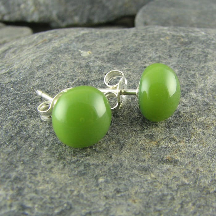 Olivgrün Geschmolzene Glas-Bolzen-Ohrringe von LindsaysDesigns