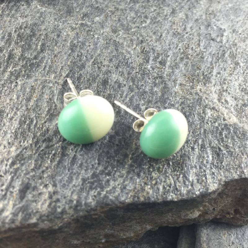 Salbei Grün Und Elfenbein Geschmolzene Glas Ohrstecker von LindsaysDesigns