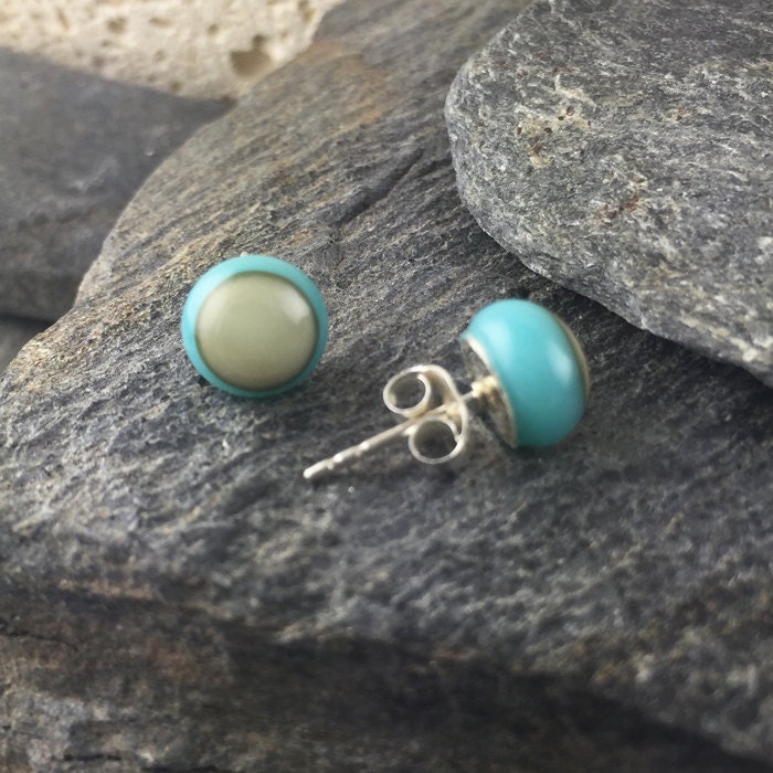 Türkis Und Elfenbein Geschmolzene Glas Ohrstecker von LindsaysDesigns