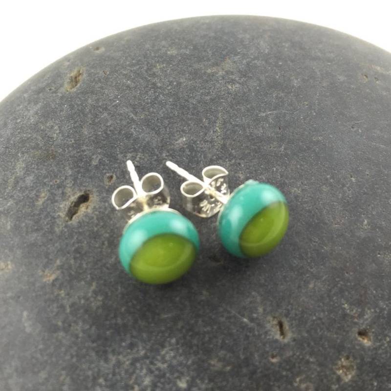 Winzige Ohrstecker Aus Geschmolzenem Glas in Petrol Und Limette von LindsaysDesigns