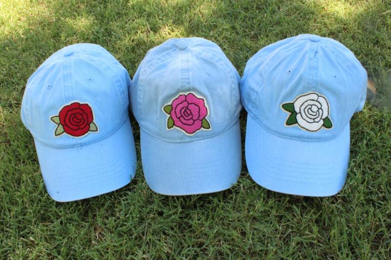 Light Denim Baseball Mütze Mit Handgenähten Bestickten Aufnäher - Ihre Wahl Der Blumenfarbe von LindseyLooStudio