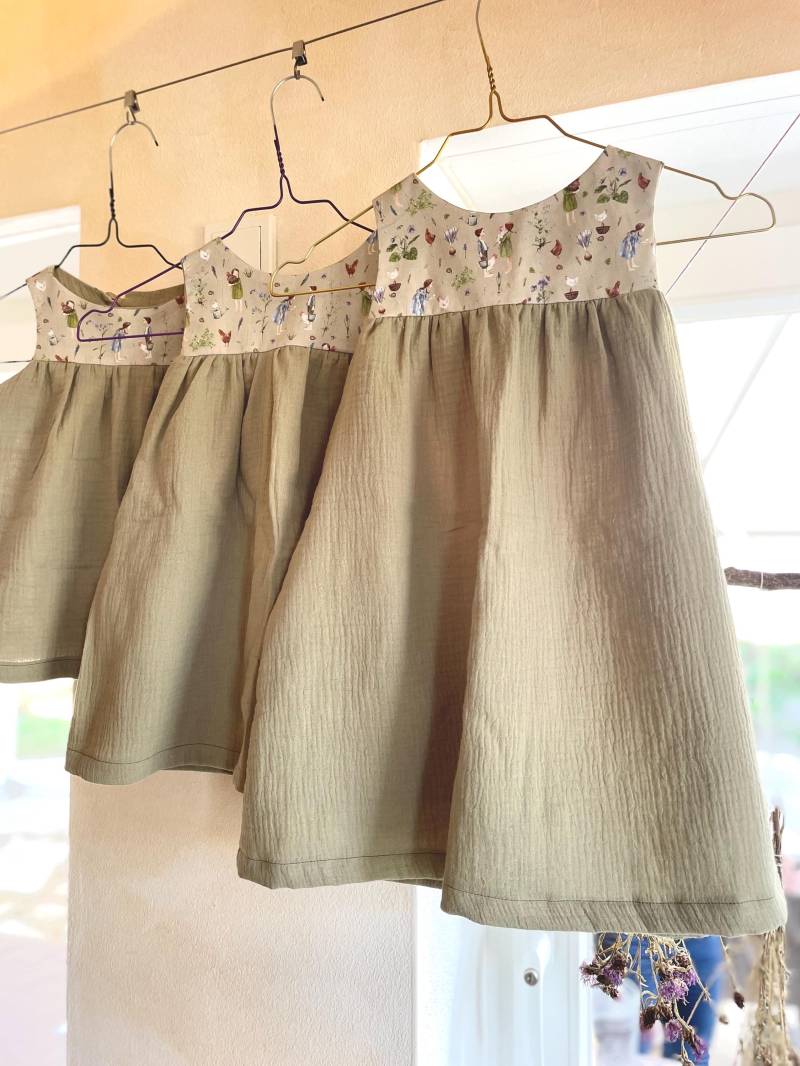 Kleid Musselin Salbei Glückliche Hühner Mädchen Mitwachsend von LindwurmShop