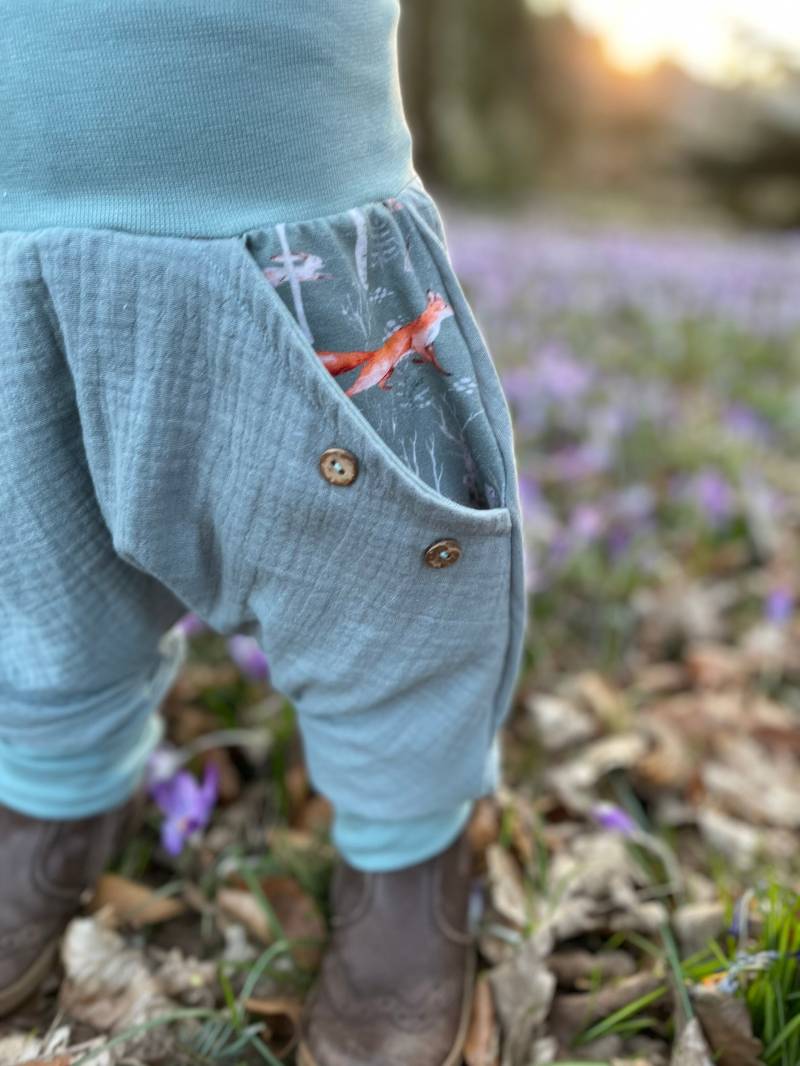 Musselin Hose Sommerhose Mint Mit Waldtieren Fuchs Reh Taschen Mitwachshose von LindwurmShop