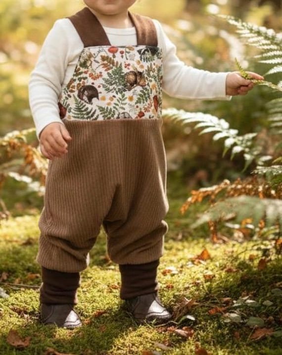 Schlupf-Latzhose Bio Breitcordnicky Haselnuss Schlafende Tierkinder Mitwachsend von LindwurmShop