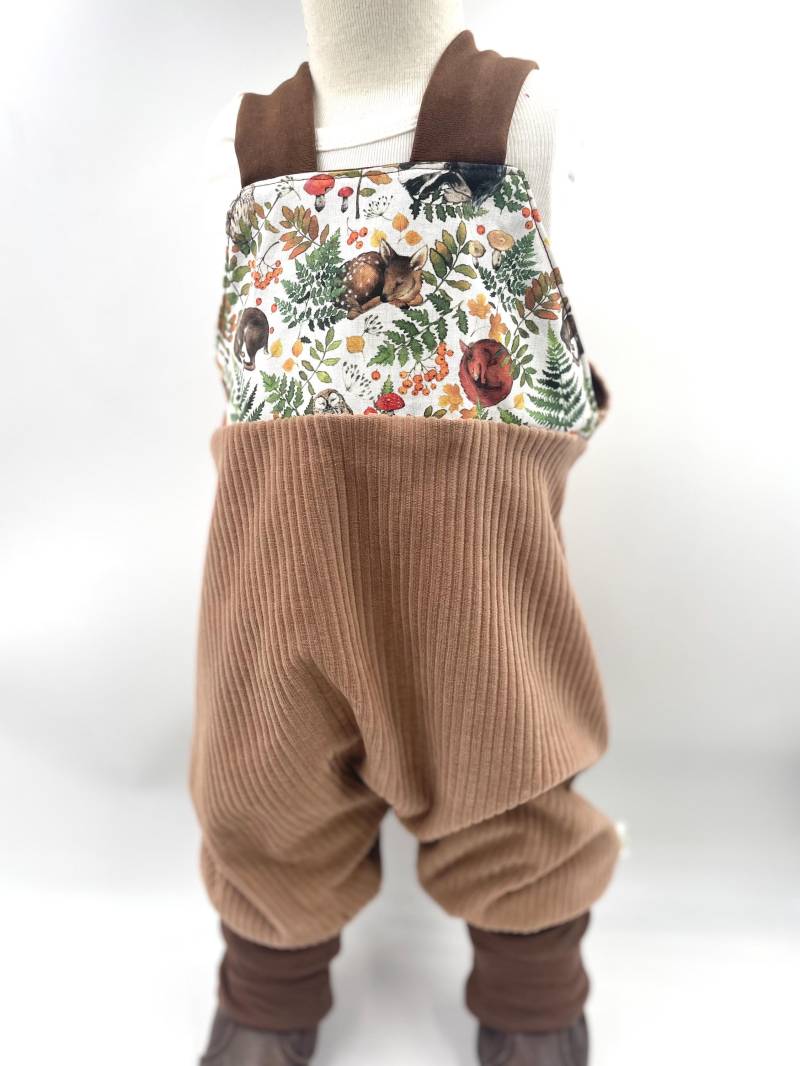 Schlupf-Latzhose Bio Breitcordnicky Haselnuss Schlafende Tierkinder Mitwachsend von LindwurmShop