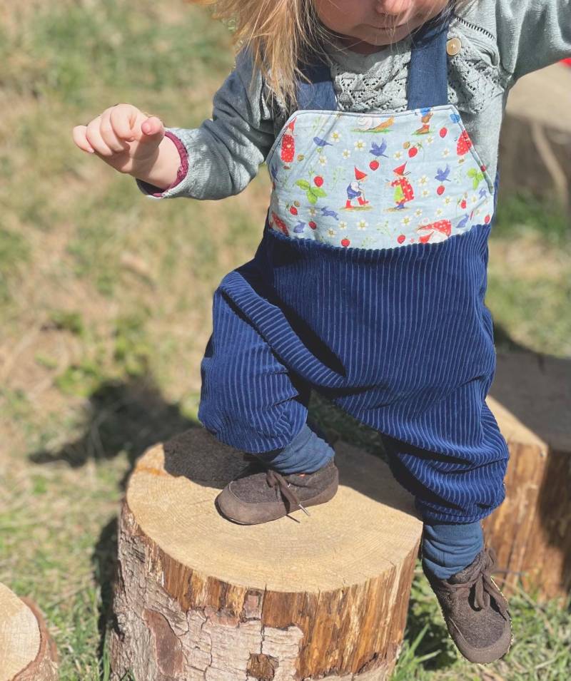 Schlupf-Latzhose Bio Breitcordnicky Marine Blau Pippa Und Pelle Mitwachsend von LindwurmShop