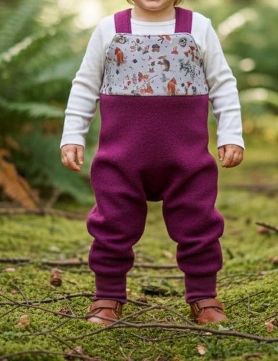 Schlupf-Latzhose Wollwalk Beere Brombeerzwerg Mitwachsend von LindwurmShop
