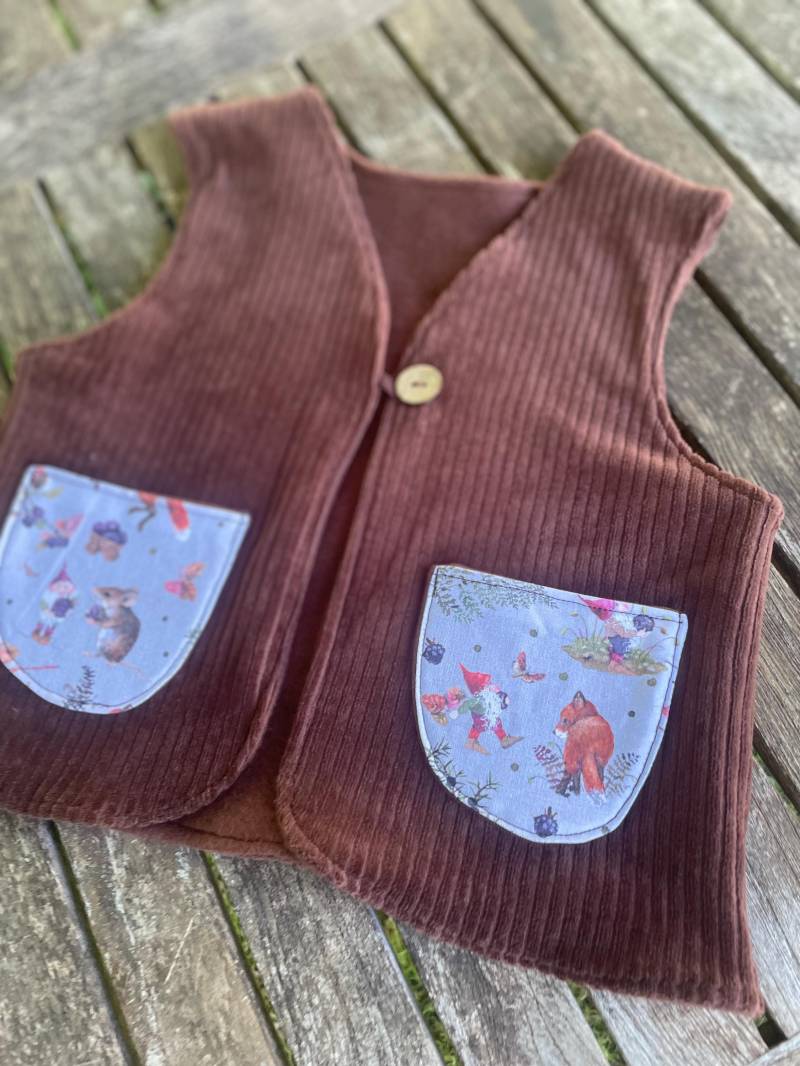 Weste Bio Breitcordnicky Kinder Braun Brombeere Zwerg Taschen Leibchen von LindwurmShop